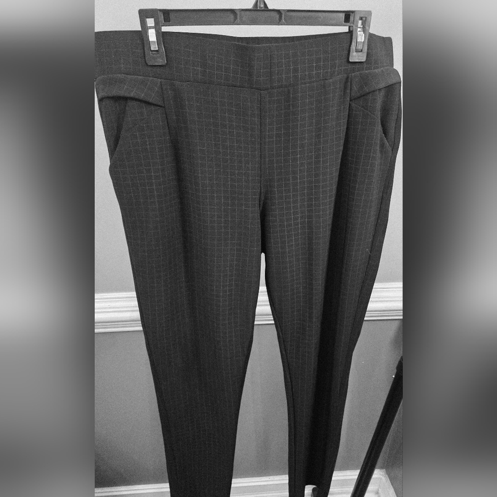 MAZE- BLK and WHT Window pane pattern